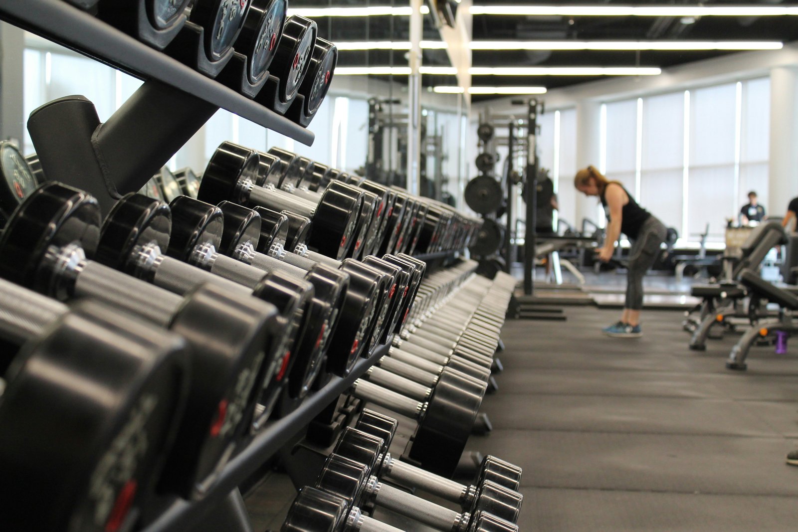 Pratiquante réalisant un exercice de musculation guidé en salle
