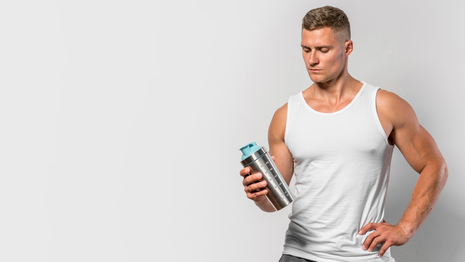 Sportif avec une bouteille d'eau, hydratation et nutrition
