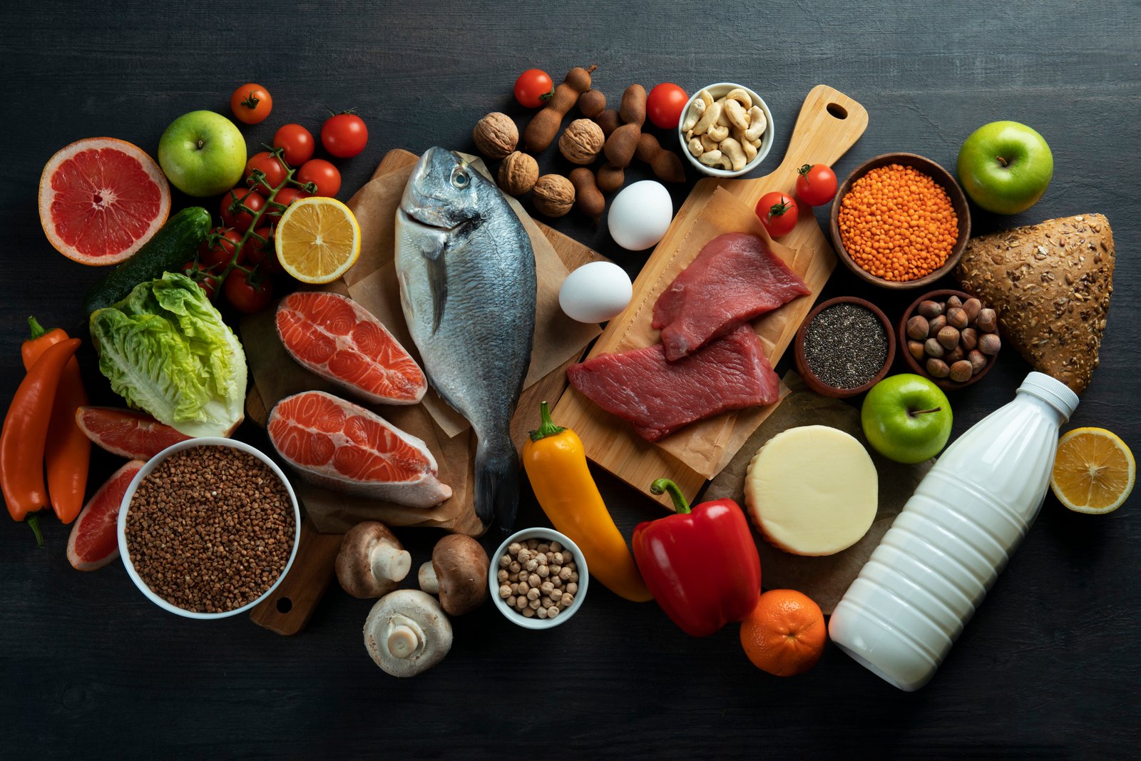 Assortiment d'aliments bruts vus de dessus, base d'une alimentation equilibree