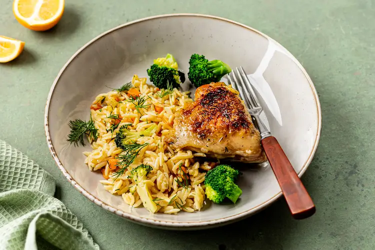 Assiette de poulet grillé avec brocolis vapeur et riz basmati, idéale pour une sèche sans perte musculaire.