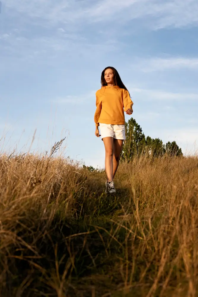 Femme en marche rapide dans un parc, réduction du cortisol par le sport doux