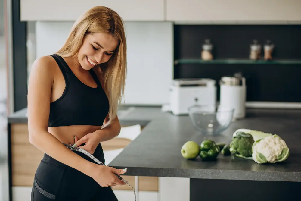 Assiette riche en protéines et légumes, symbole du jeûne intermittent sportif
