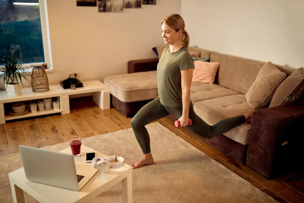 femme faisant des squats dans un salon avec haltères, séance courte de musculation