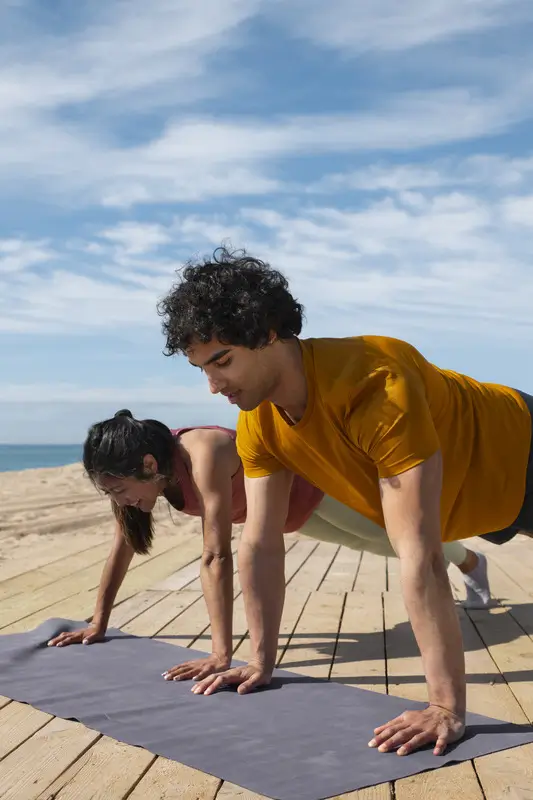 Couple en séance de sport en plein air sur la plage pour se remettre en forme avant l'été